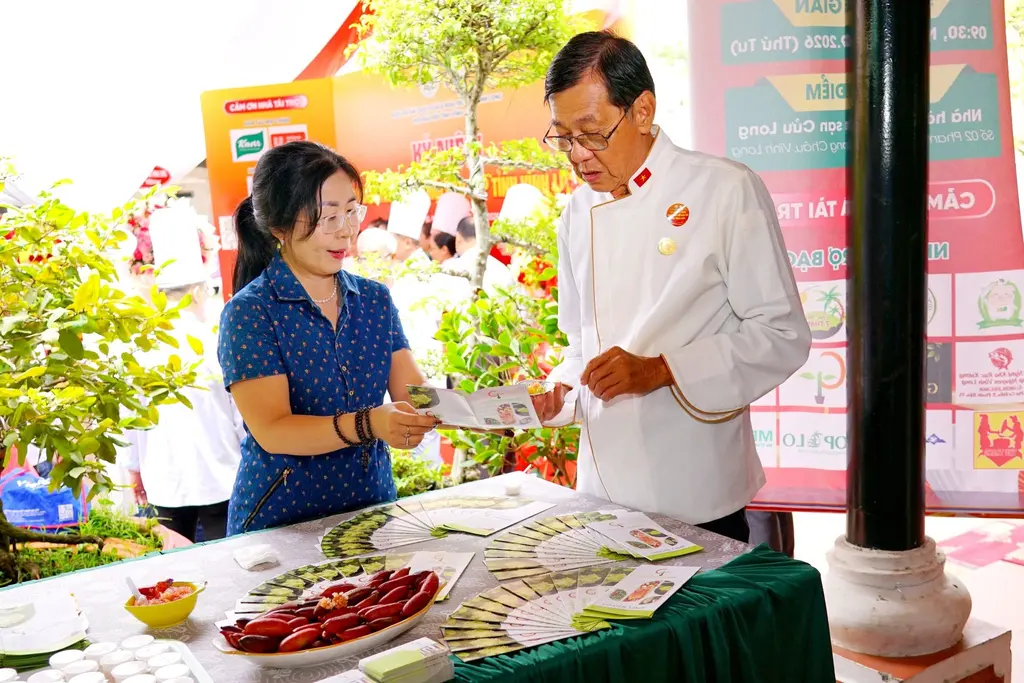 Nghệ nhân Lý Sanh tại lễ kỷ niệm 1 năm thành lập Hội đầu bếp tỉnh Vĩnh Long