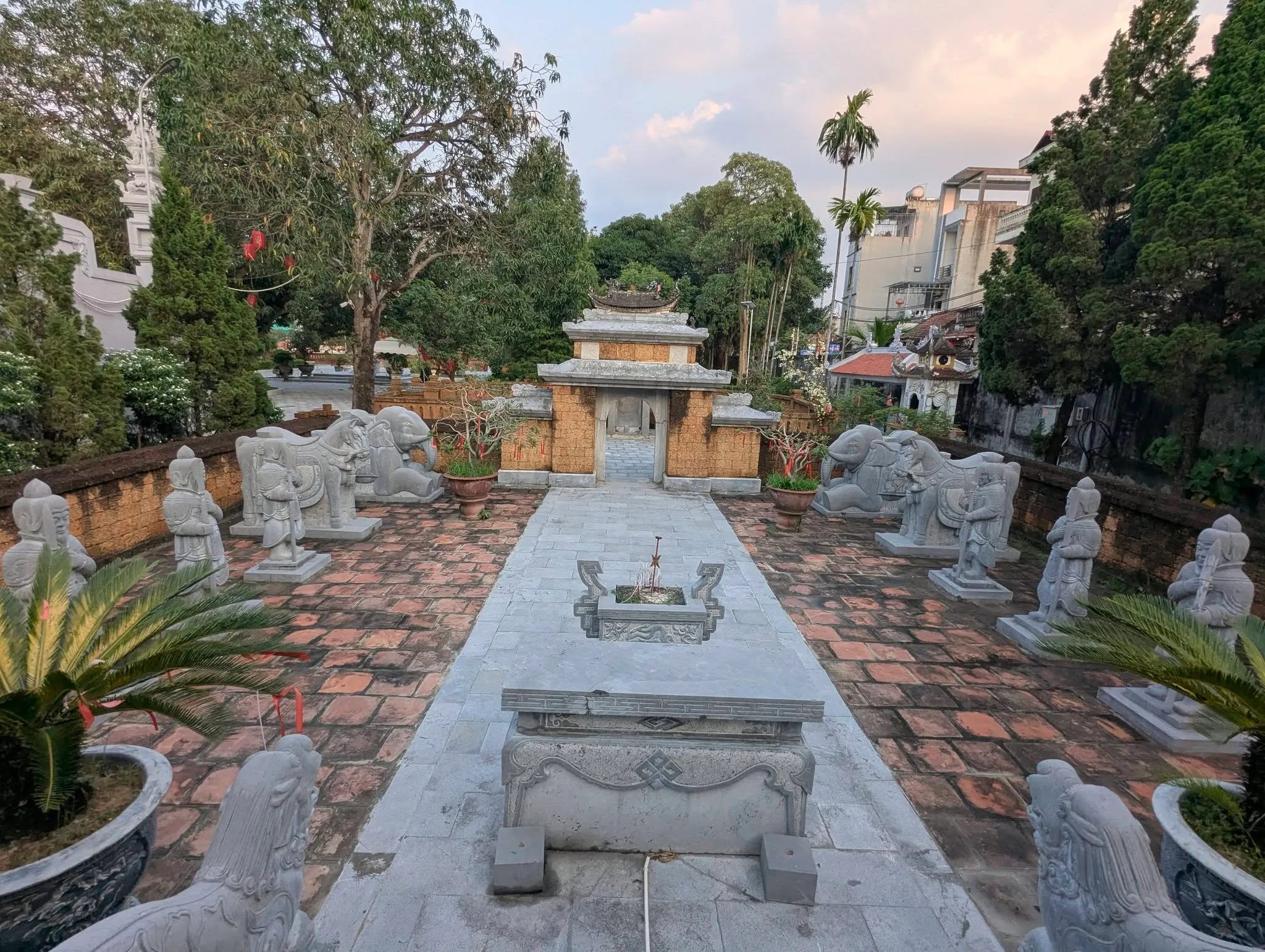 Không gian cảnh quan lăng Tô Vương trong đền Văn Hiến.