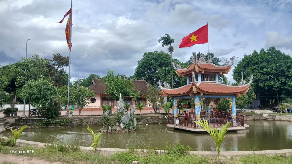 Cảnh quan trước đình làng Thụy Dương