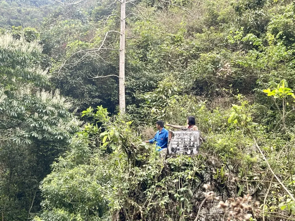 Hang Tốc Rù, thuộc dãy núi Lam Sơn, xã Hồng Việt (Hòa An) 