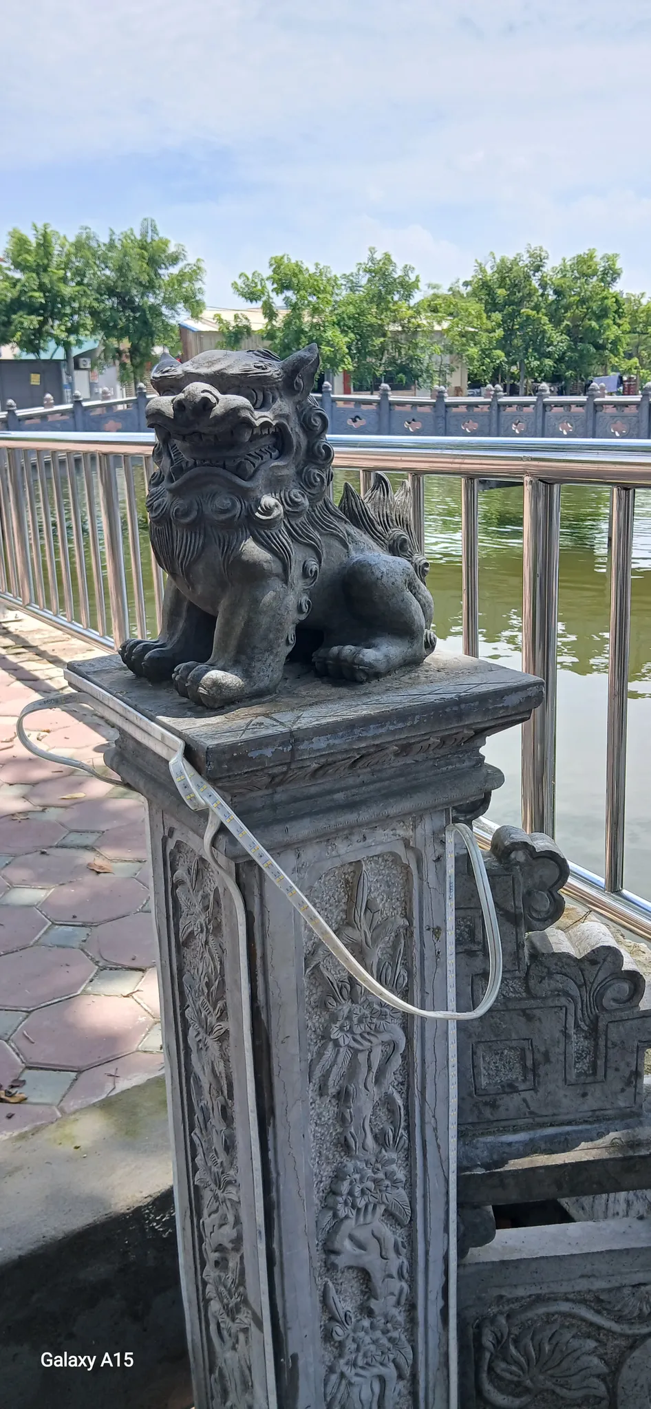 Linh vật bên lối đi vào thủy đình Ninh Sơn