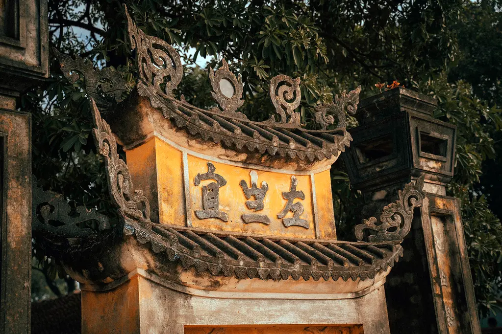 Tên trên cổng Đình Yên Duyệt
