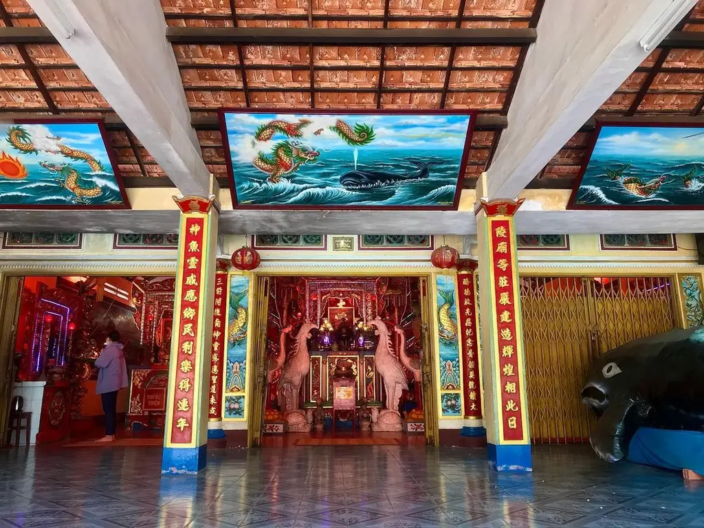 Bên trong Đình Thắng Tam