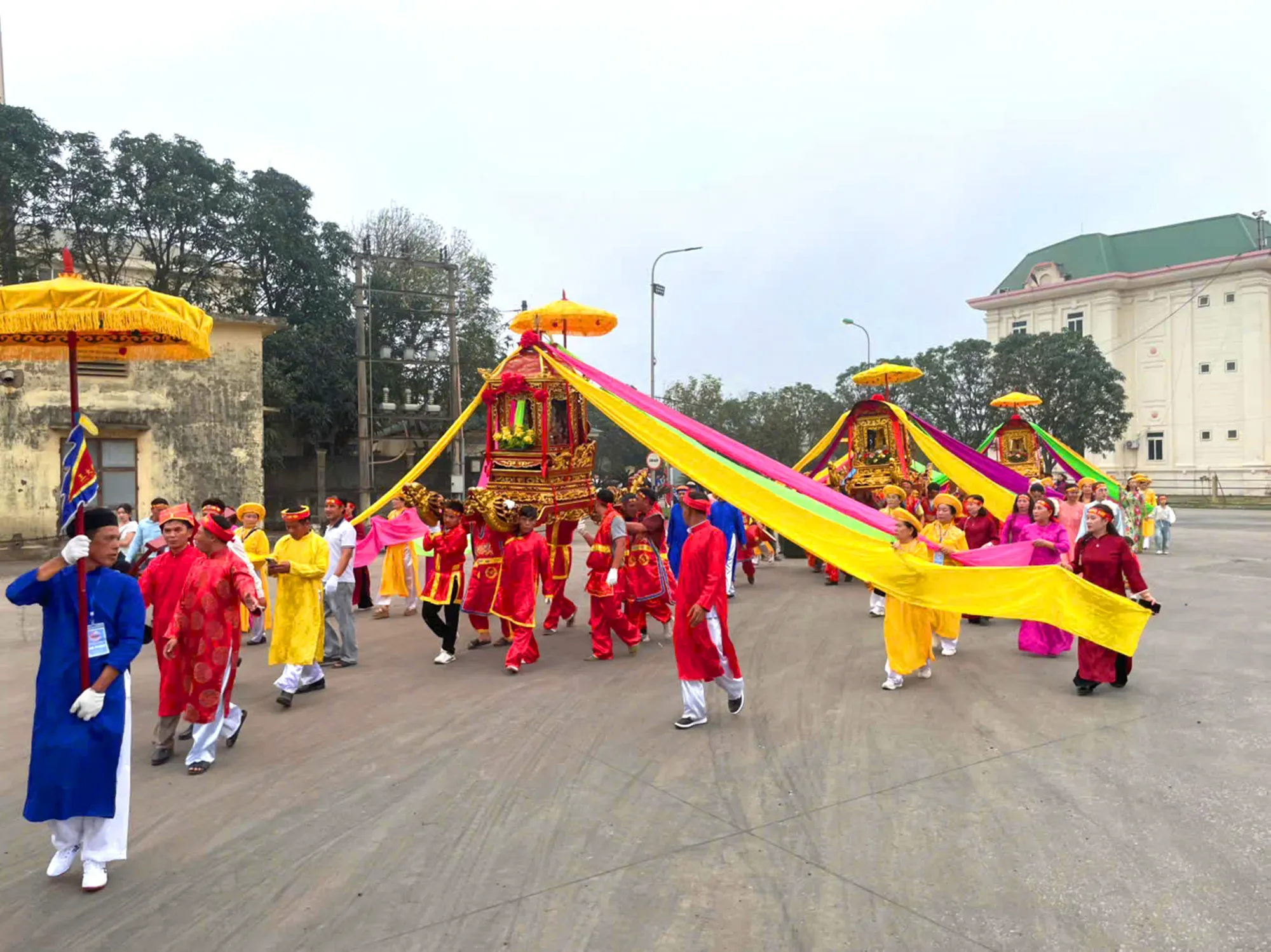 Lễ rước trên đường bộ tại Lễ hội Đền Mai Bảng