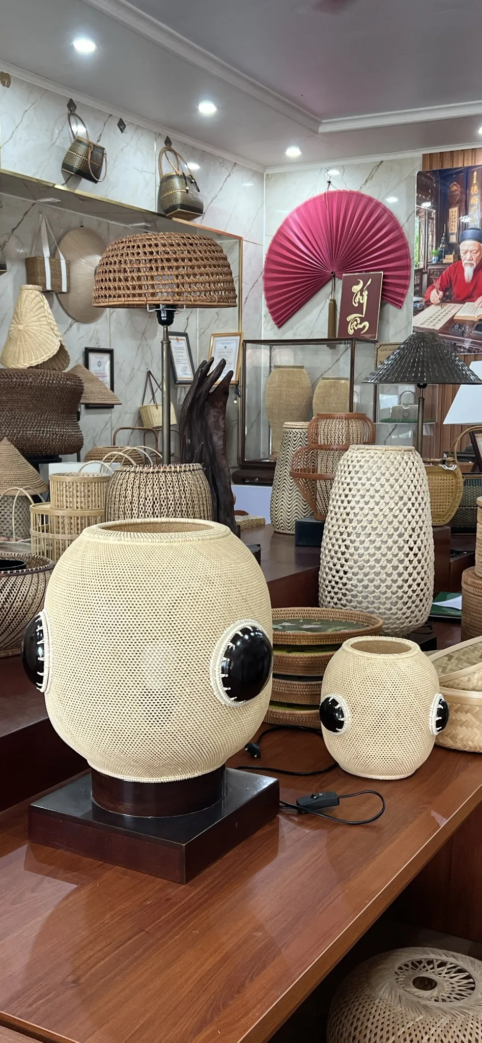 Tác phẩm Đèn mắt nai của nghệ nhân Nguyễn Phương Quang trong không gian trưng bày tại gia đình