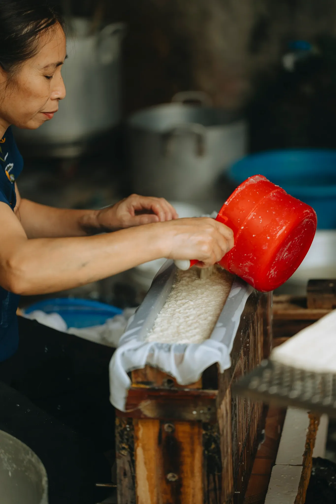Công đoạn múc đậu vào khuôn và ép cho săn chắc