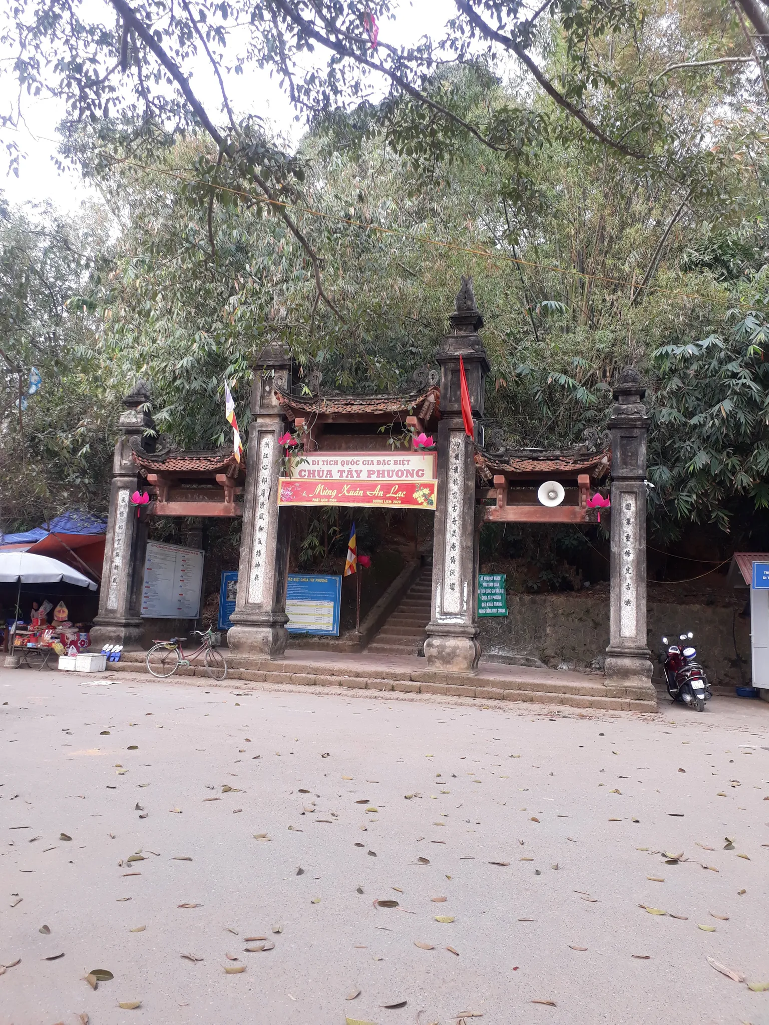 Sùng Phúc Tự, Nghi Môn tứ trụ (tứ trụ cổng dưới chân núi chùa Tây Phương)