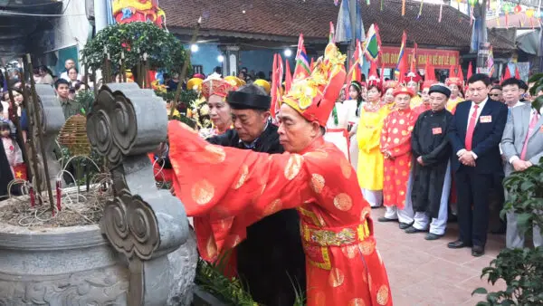 Thực hiện nghi thức dâng hương tại Hội làng Chuông