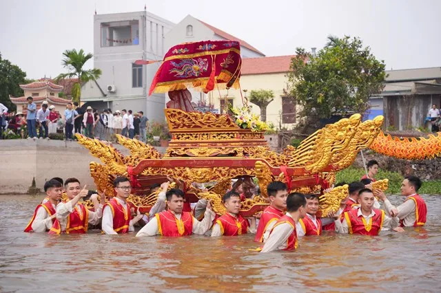 Cận cảnh nghi thức rước kiệu bay tại Lễ hội làng Mạn Xuyên