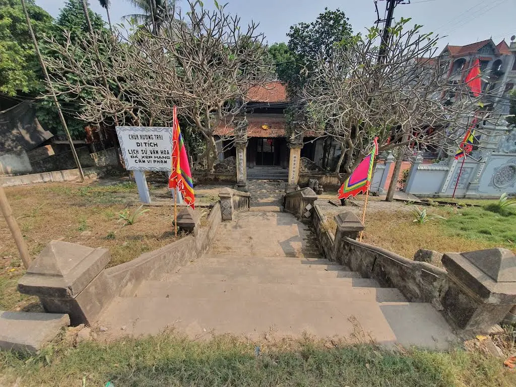 Cảnh chụp từ xa Chùa Hương Trai