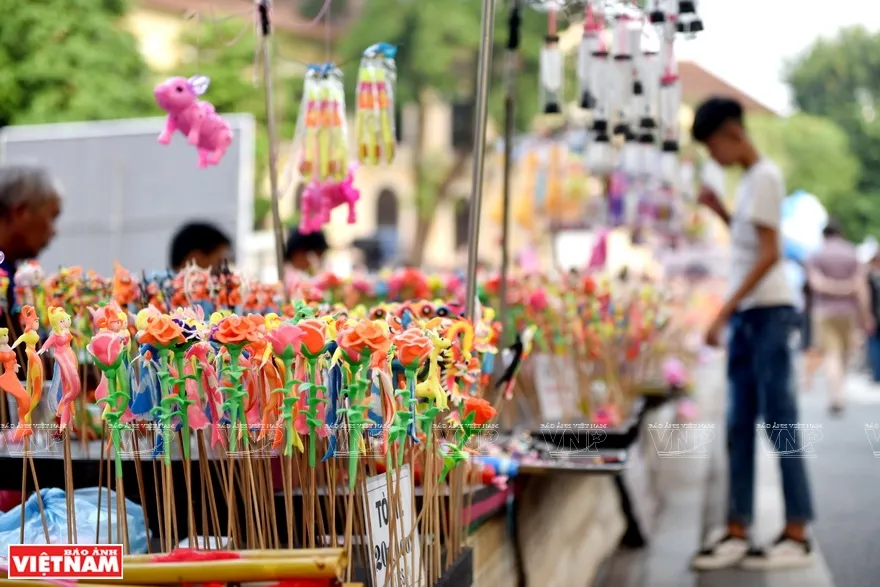 Tò he với những màu sắc sặc sỡ bắt mắt.