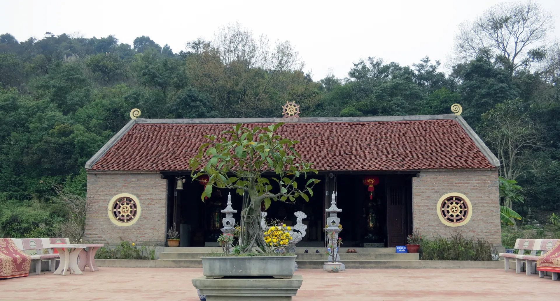 Cảnh quan chính điện chùa Am Vãi