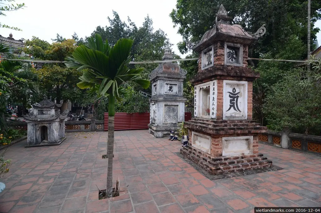 Tháp đá tại Chùa Bộc
