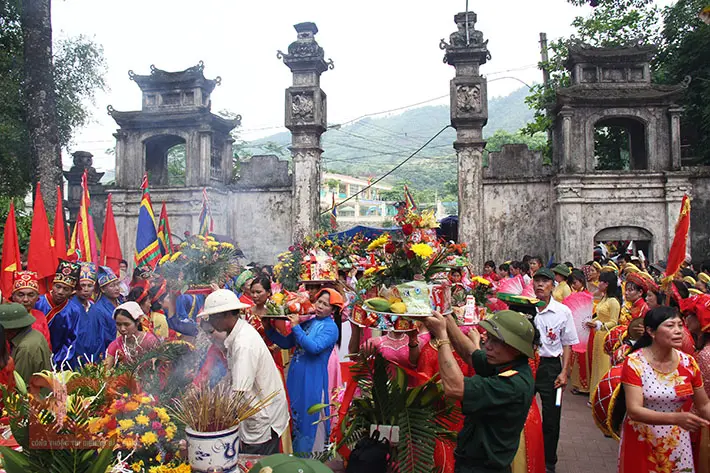 Dâng hương tại Lễ hội Đền Suối Mỡ