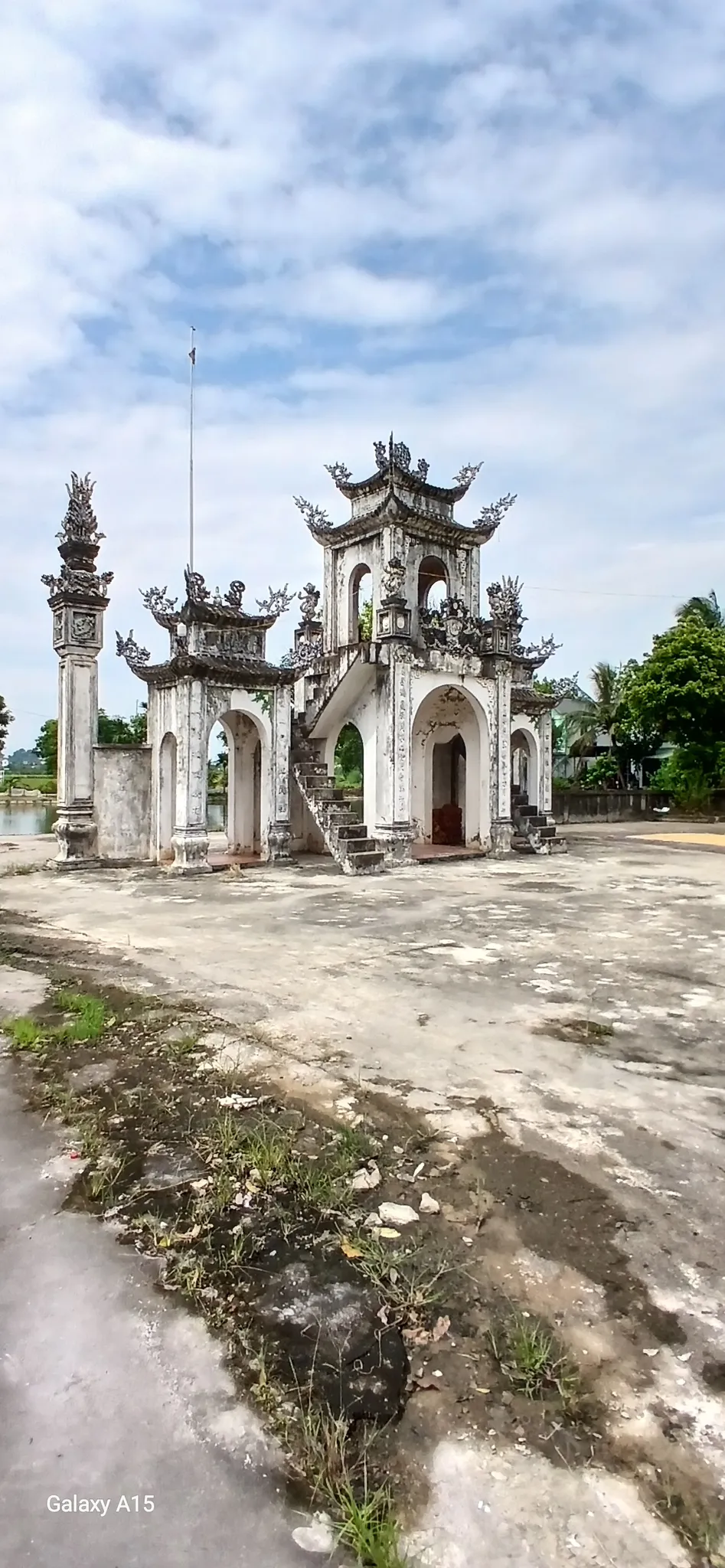Cổng chùa làng Phương Bản với góc nhìn bên trái sân chùa