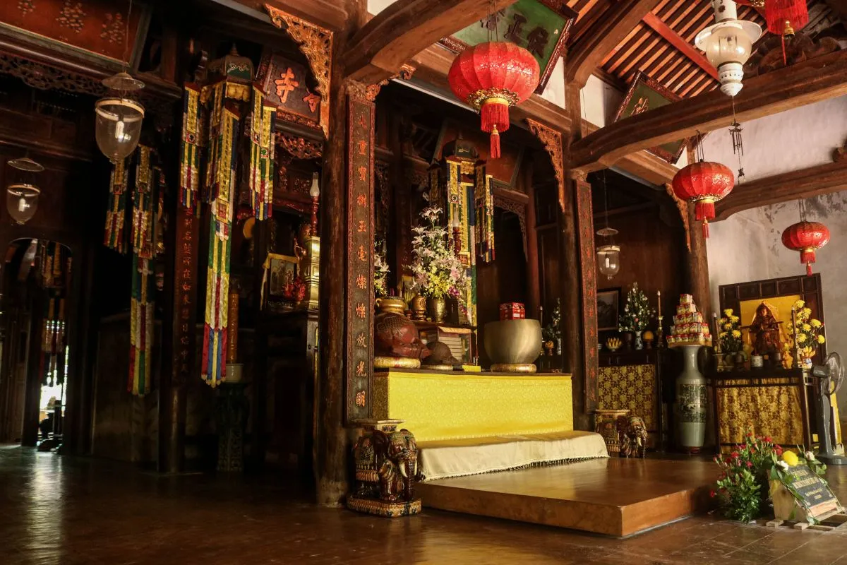 Ban thờ bên trong Chùa Từ Hiếu
