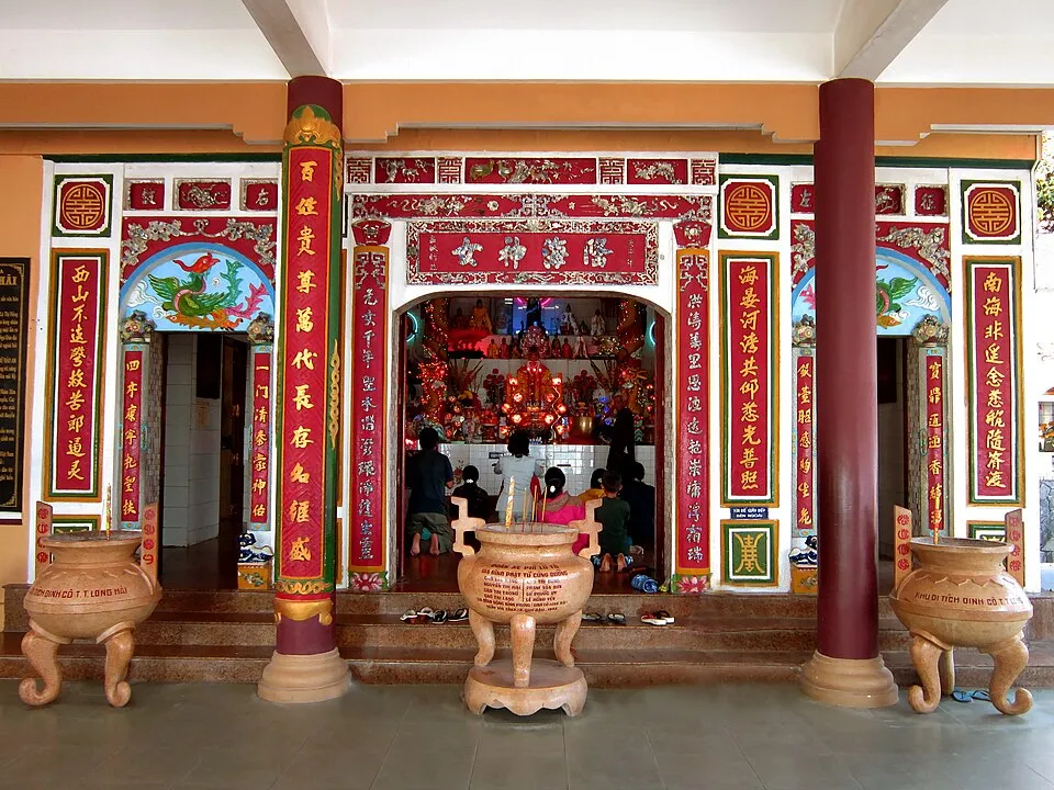 Chính điện Dinh Cô