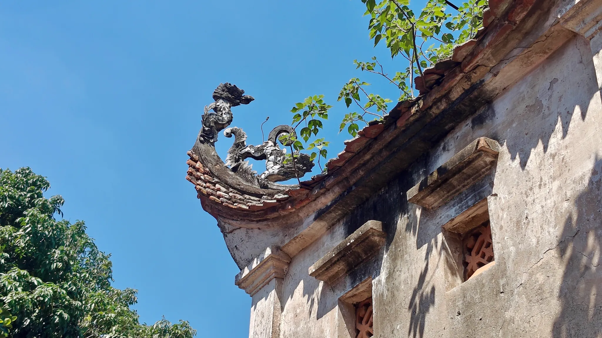 Tạo hình mái đền nằm gần đình