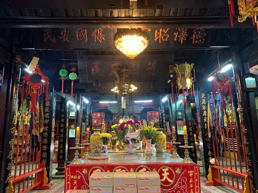 Cảnh quan bên trong di tích Thiên Hậu Cung