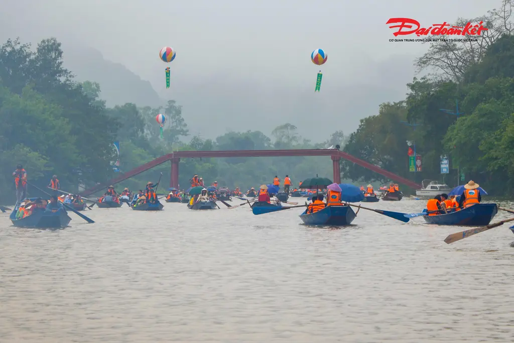 Quang cảnh người dân tới tham dự Hội Chùa Hương