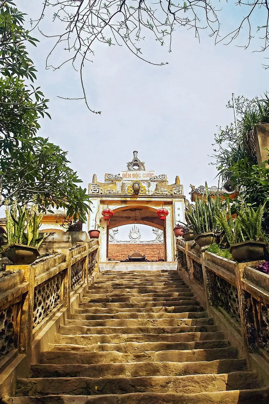 Lối lên Đền Độc Cước