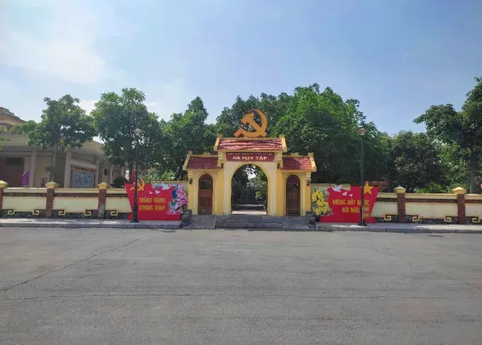 Cổng Nhà lưu niệm Đồng chí Hà Huy Tập