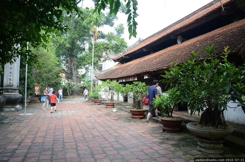 Khung cảnh bên ngoài Đình Bạch Trữ