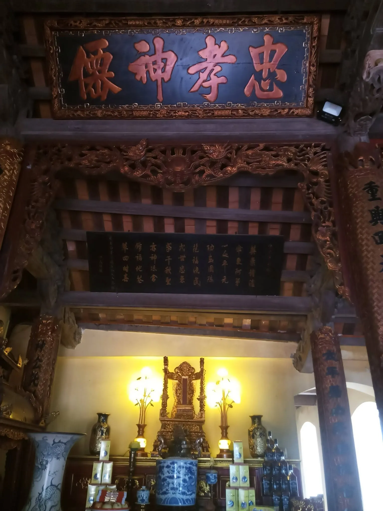 Ban thờ trong Đền Trần Thương