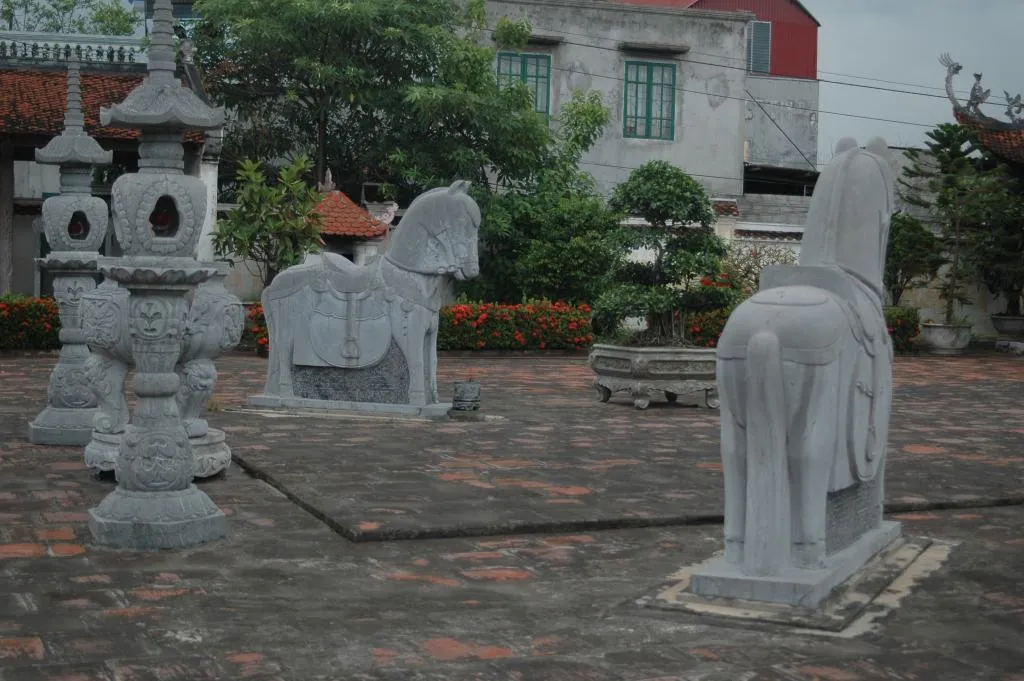 Tượng ngựa đá trong khuôn viên Đình Kiền Bái