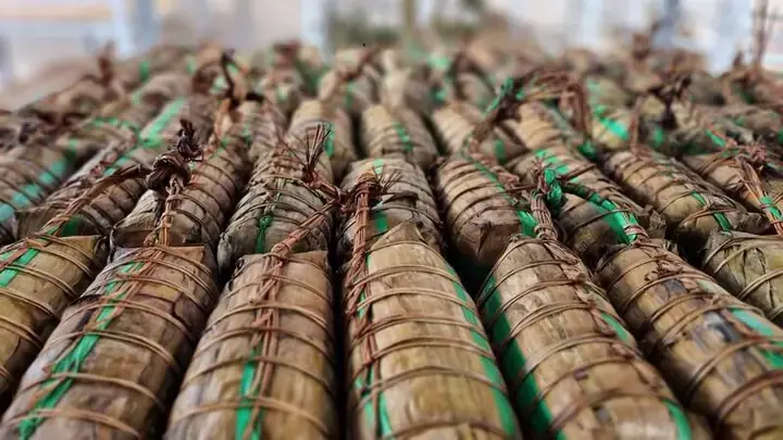Làng nghề bánh tét Trà Cuôn