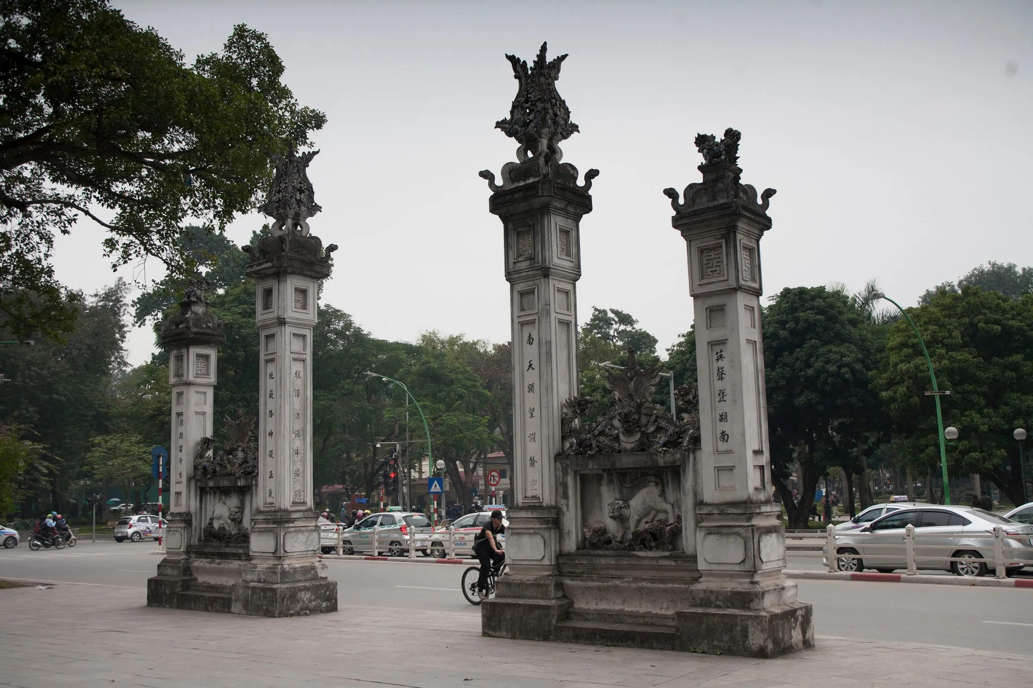 Không gian cảnh quan bên ngoài di tích Đền Quán Thánh