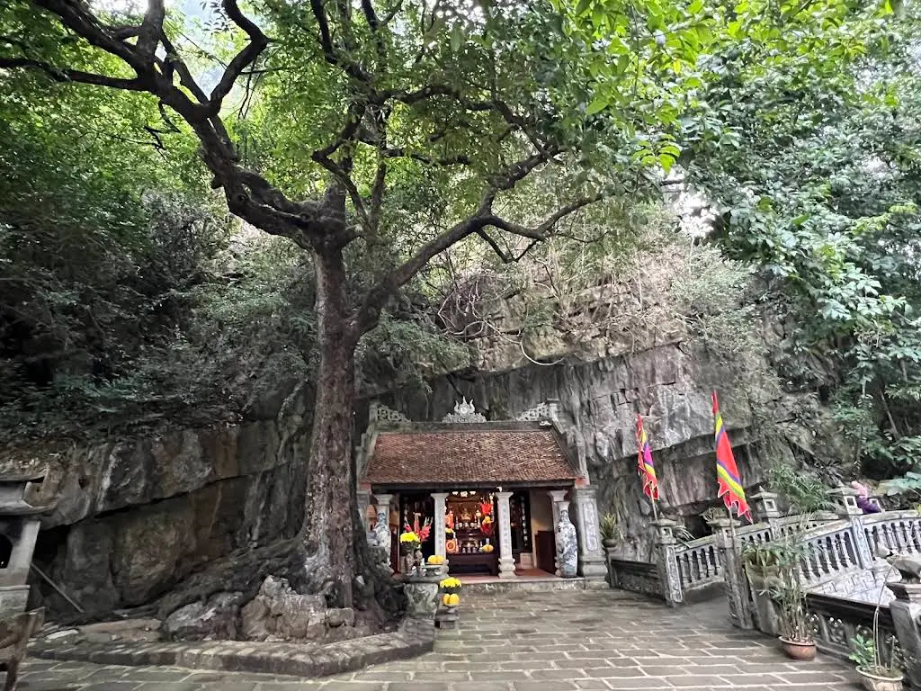 Cảnh quan bên ngoài di tích Phủ Khống