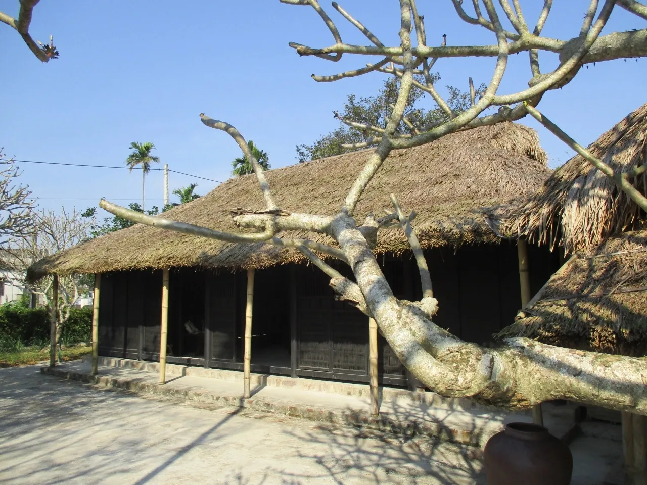 Không gian cảnh quan ngôi nhà gỗ tại địa điểm lưu niệm Chủ tịch Hồ Chí Minh
