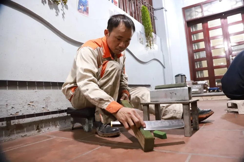 Nghệ nhân Lê Ngọc Lâm tỉ mỉ mài dao và kiểm tra thành phẩm