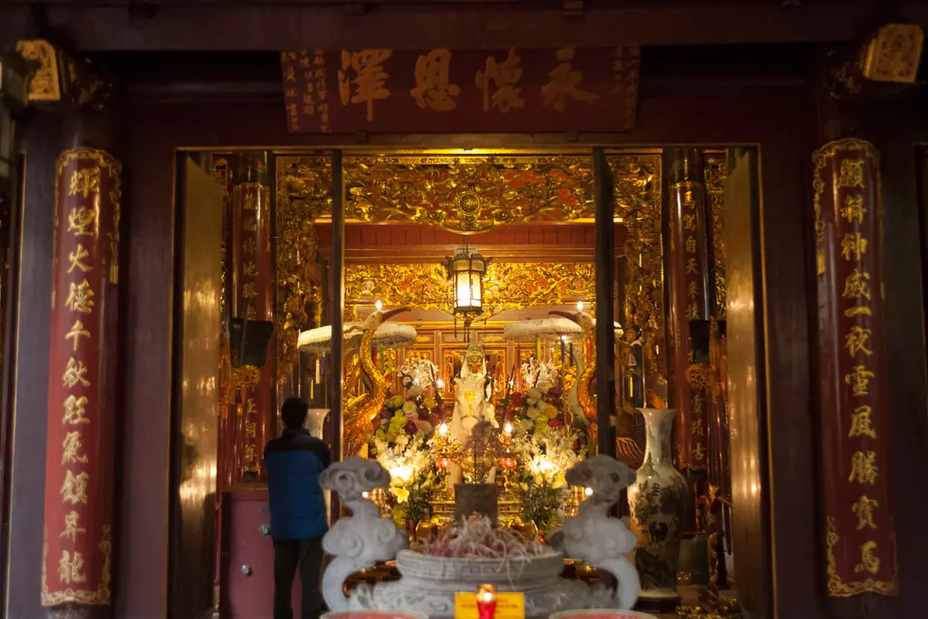 Điện thờ bên trong Đền Bạch Mã