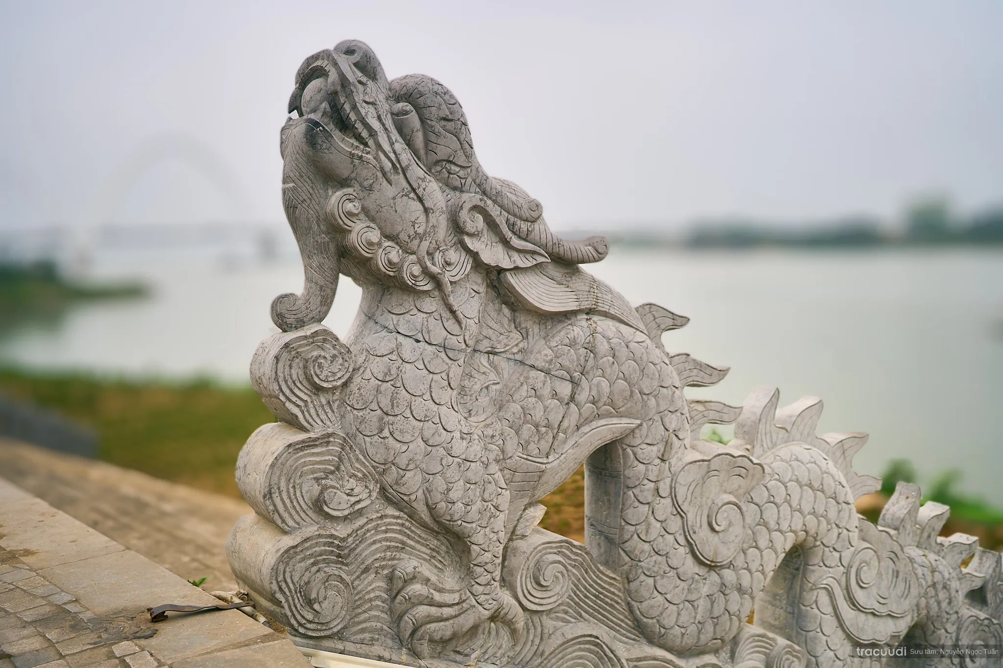Rồng đá lối lên xuống thuộc di tích Lăng Và Đền Thờ Kinh Dương Vương