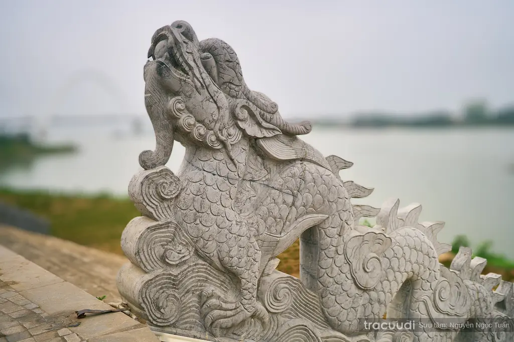 Rồng đá lối lên xuống thuộc di tích Lăng Và Đền Thờ Kinh Dương Vương