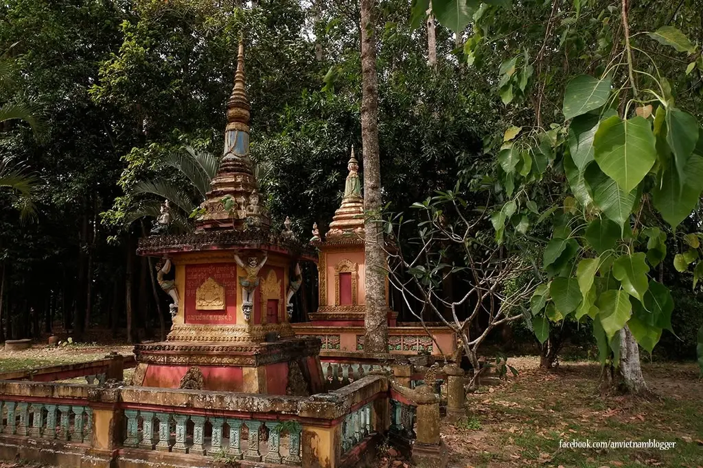 Vườn tháp tại Chùa Điệp Thạch