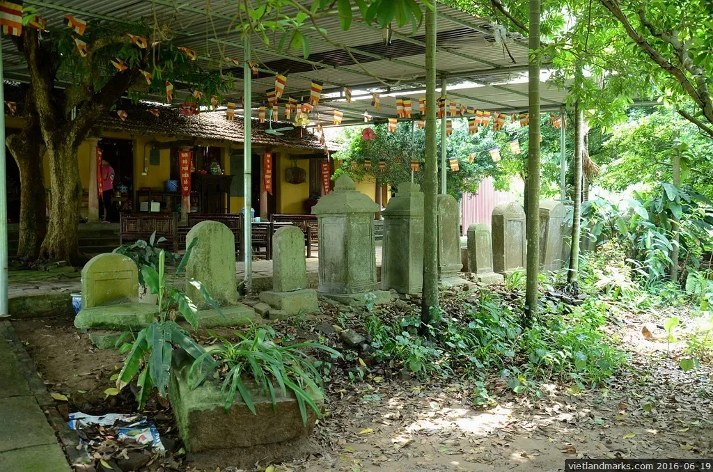 Khuôn viên Chùa Chài