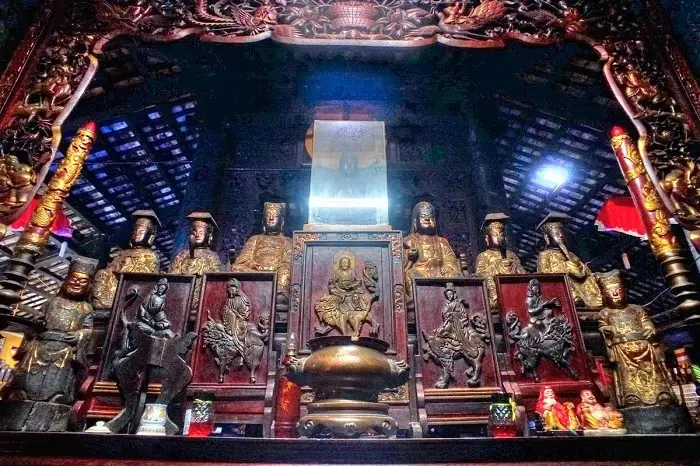 Bàn thờ Tổ sau chính điện Chùa Giác Lâm