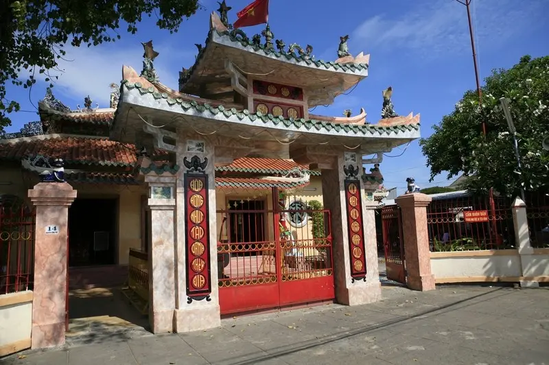 Cổng Đình thần Nguyễn Trung Trực