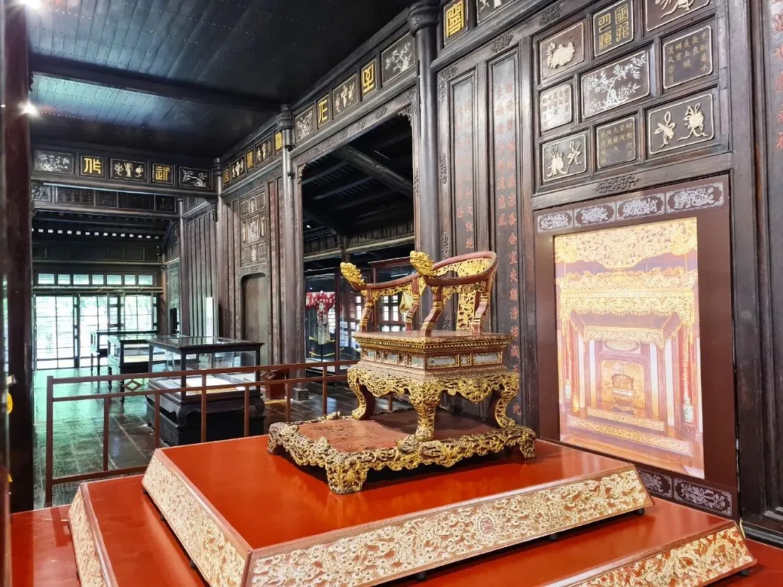 Ngai vàng vua triều Nguyễn tại Điện Long An