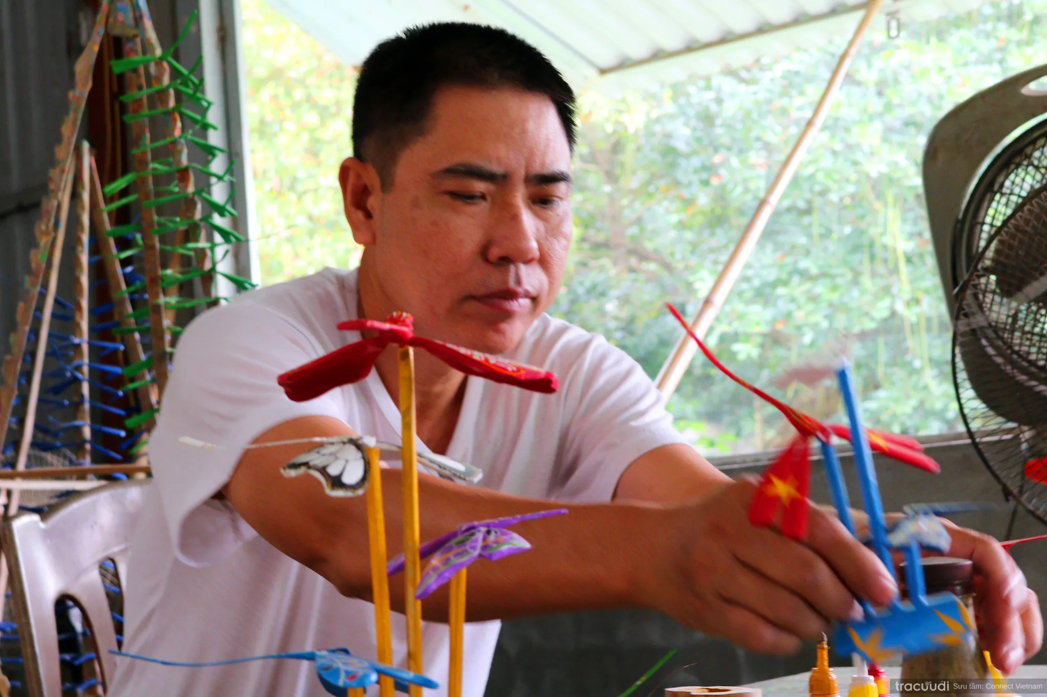 Nghệ nhân Nguyễn Văn Tái trưng bày chuồn chuồn tre