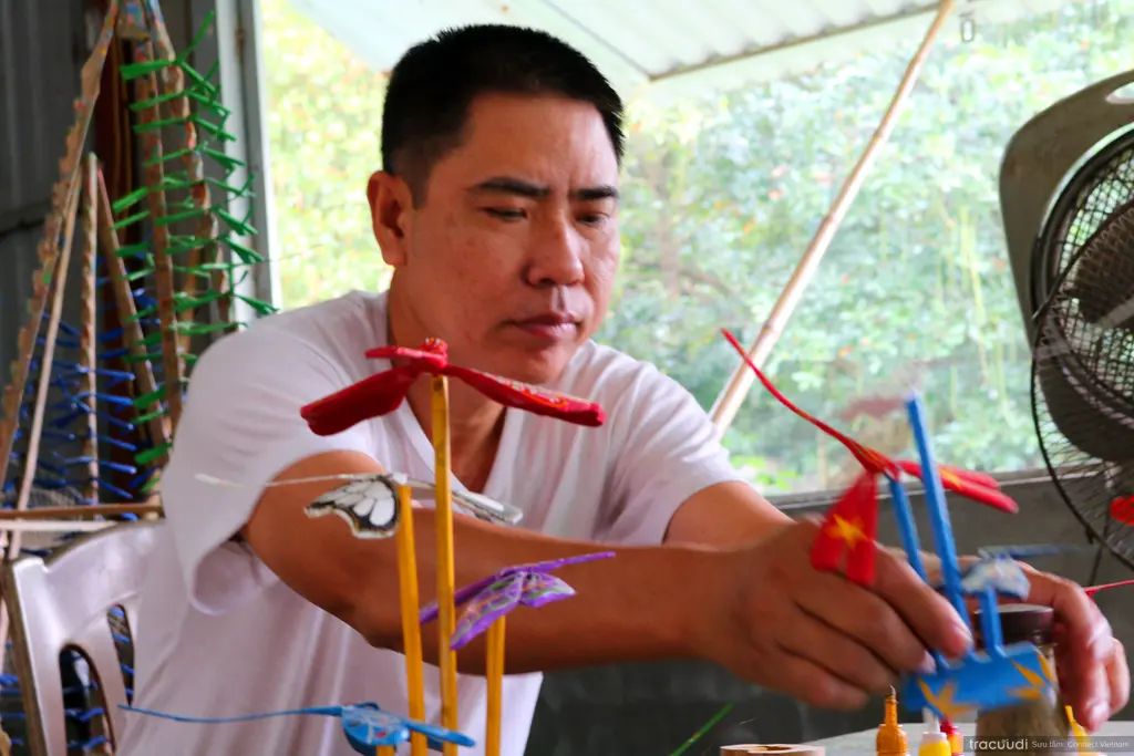 Nghệ nhân Nguyễn Văn Tái trưng bày chuồn chuồn tre