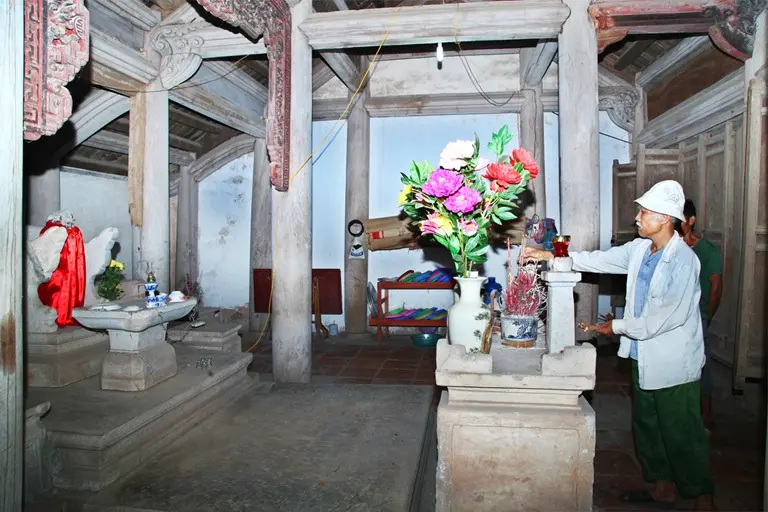 Bên trong Đền Phú Đa