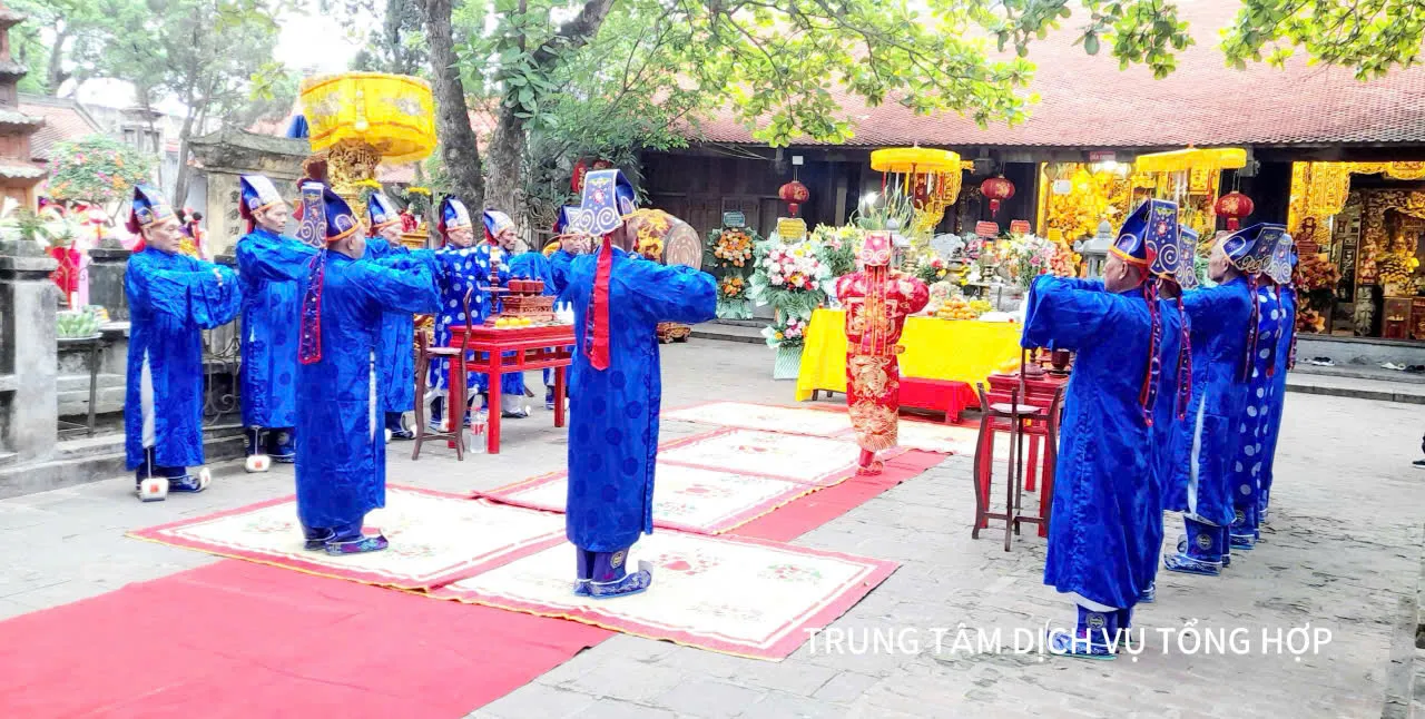 Đội tế nam quan thực hiện các tuần tế tại sân đền trong Lễ hội đền Đậu An