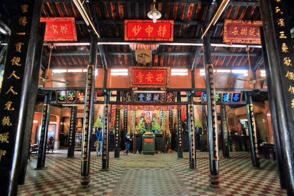Không gian bên trong Chùa Tây An