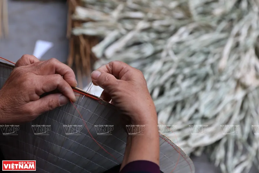 Công đoạn nét cạp (khâu cạp nón)