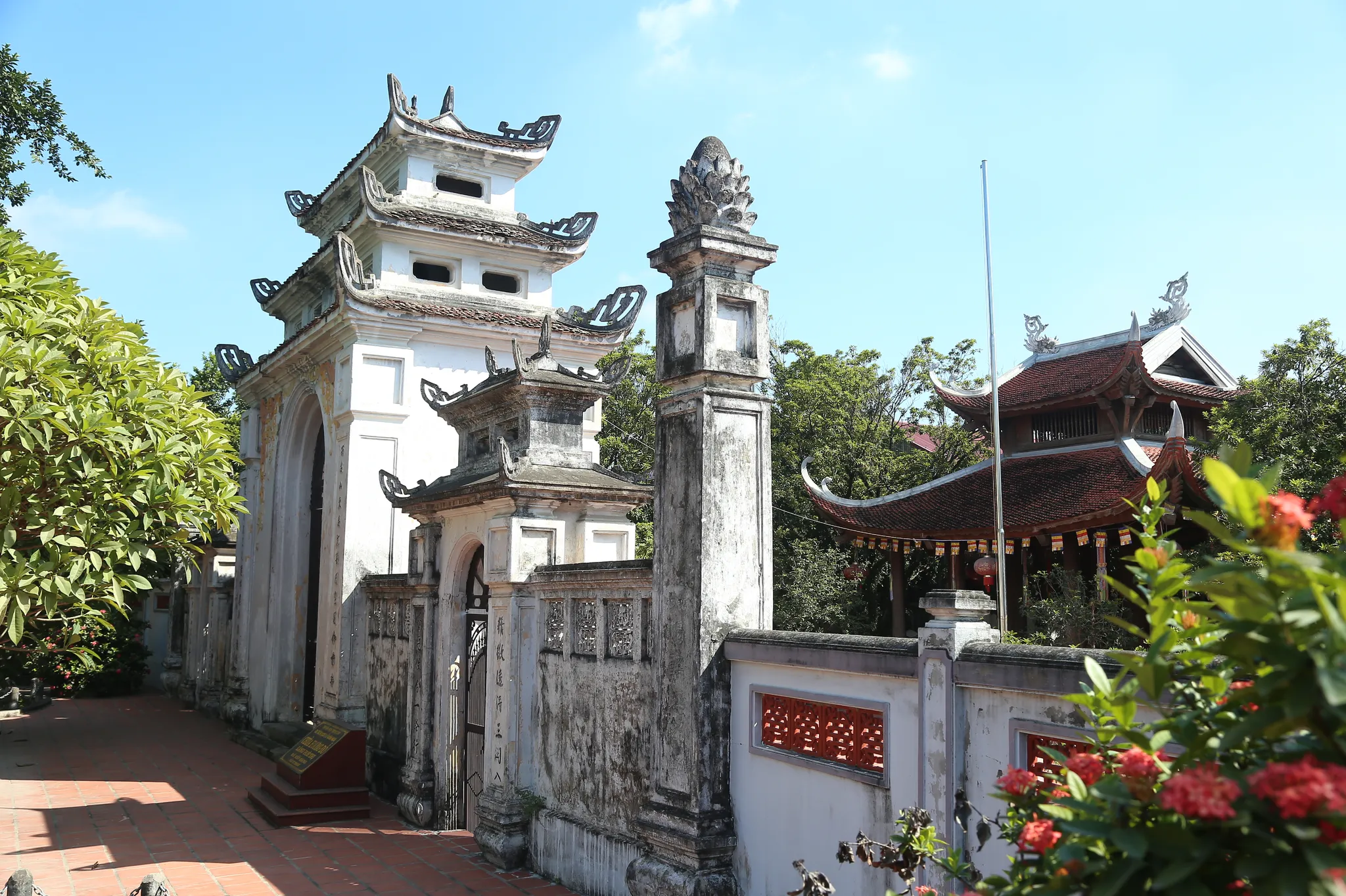 Cổng tam quan Chùa Hòe Thị (hay Hương Đỗ Tự) nhìn từ bên phải