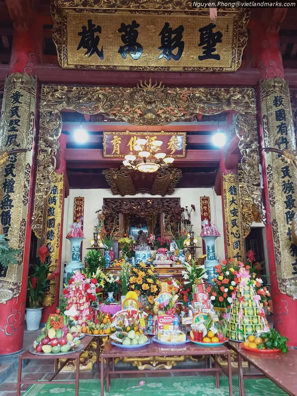 Ban thờ bên trong Đình làng Văn Xá